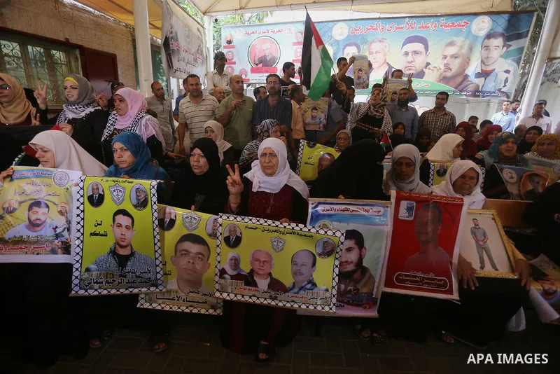 Palestinians take part during a protest to show solidarity with Palestinian prisoners on hunger strike in Israeli Jails, in front of Red cross office in Gaza city, on Sept. 26, 2016. Photo by Ashraf Amra