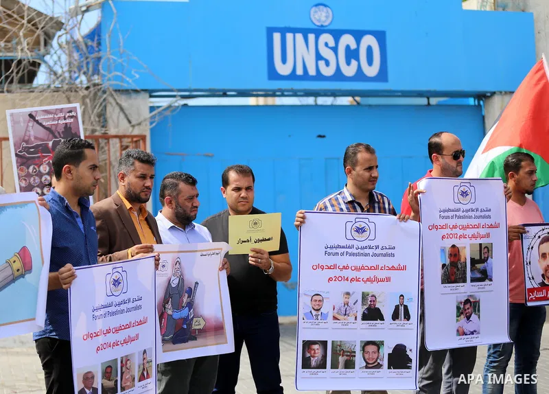 Palestinian journalists participate in a march of solidarity with their colleges in front of the headquarter United Nation "UNSCO" in Gaza city, on Sept. 26, 2016. Photo by Ashraf Amra