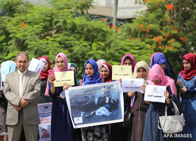 Palestinian journalists participate in a march of solidarity with their colleges in front of the headquarter United Nation "UNSCO" in Gaza city, on Sept. 26, 2016. Photo by Ashraf Amra