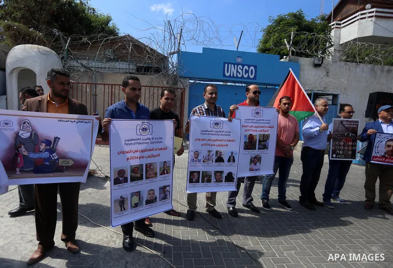 Palestinian journalists participate in a march of solidarity with their colleges in front of the headquarter United Nation "UNSCO" in Gaza city, on Sept. 26, 2016. Photo by Ashraf Amra