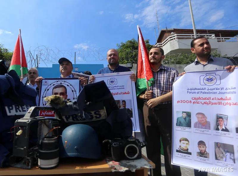 Palestinian journalists participate in a march of solidarity with their colleges in front of the headquarter United Nation "UNSCO" in Gaza city, on Sept. 26, 2016. Photo by Ashraf Amra