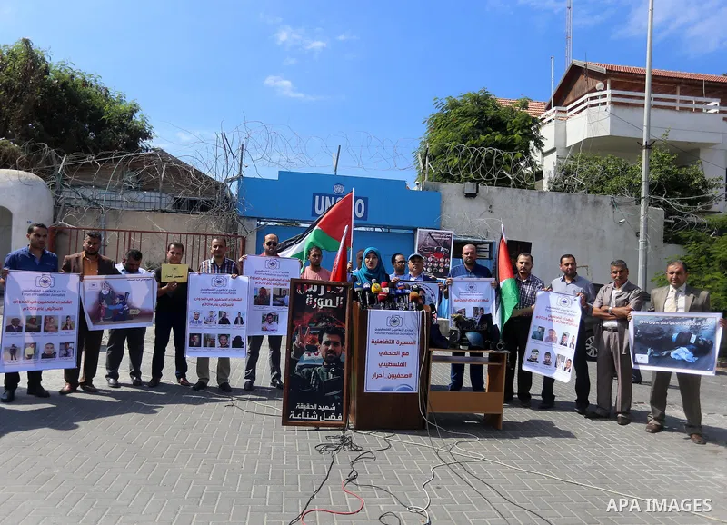 Palestinian journalists participate in a march of solidarity with their colleges in front of the headquarter United Nation "UNSCO" in Gaza city, on Sept. 26, 2016. Photo by Ashraf Amra