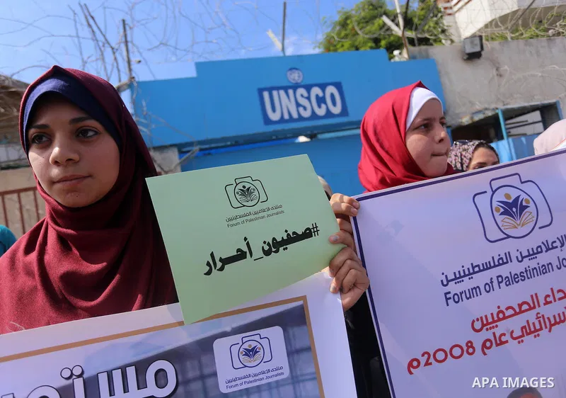 Palestinian journalists participate in a march of solidarity with their colleges in front of the headquarter United Nation "UNSCO" in Gaza city, on Sept. 26, 2016. Photo by Ashraf Amra
