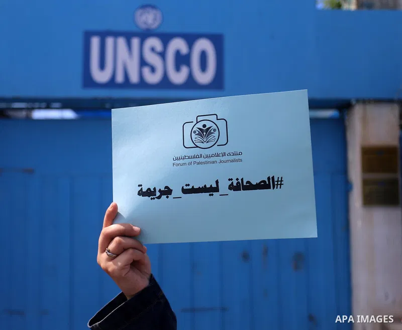 Palestinian journalists participate in a march of solidarity with their colleges in front of the headquarter United Nation "UNSCO" in Gaza city, on Sept. 26, 2016. Photo by Ashraf Amra