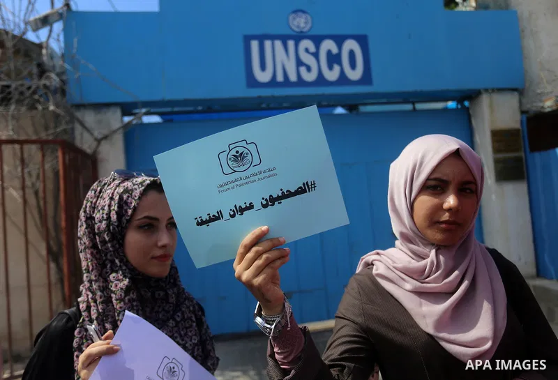 Palestinian journalists participate in a march of solidarity with their colleges in front of the headquarter United Nation "UNSCO" in Gaza city, on Sept. 26, 2016. Photo by Ashraf Amra