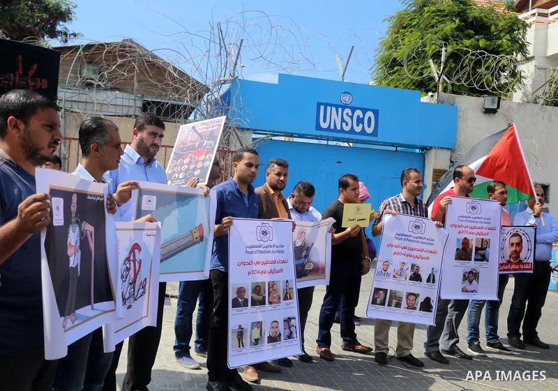 Palestinian journalists participate in a march of solidarity with their colleges in front of the headquarter United Nation "UNSCO" in Gaza city, on Sept. 26, 2016. Photo by Ashraf Amra