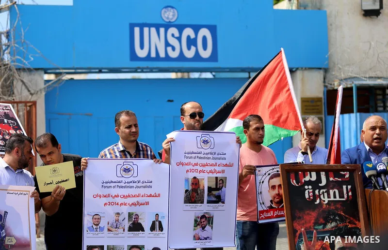 Palestinian journalists participate in a march of solidarity with their colleges in front of the headquarter United Nation "UNSCO" in Gaza city, on Sept. 26, 2016. Photo by Ashraf Amra