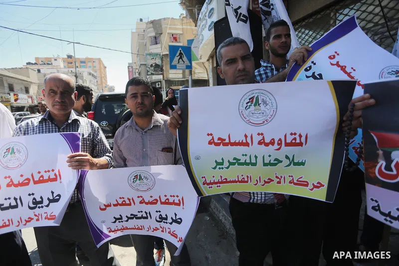Palestinians hold banners during a protest to show solidarity with Prisoner in Israeli jails and Palestinians in Jerusalem, in Gaza city, on Sept. 28, 2016. Photo by Mohammed Asad