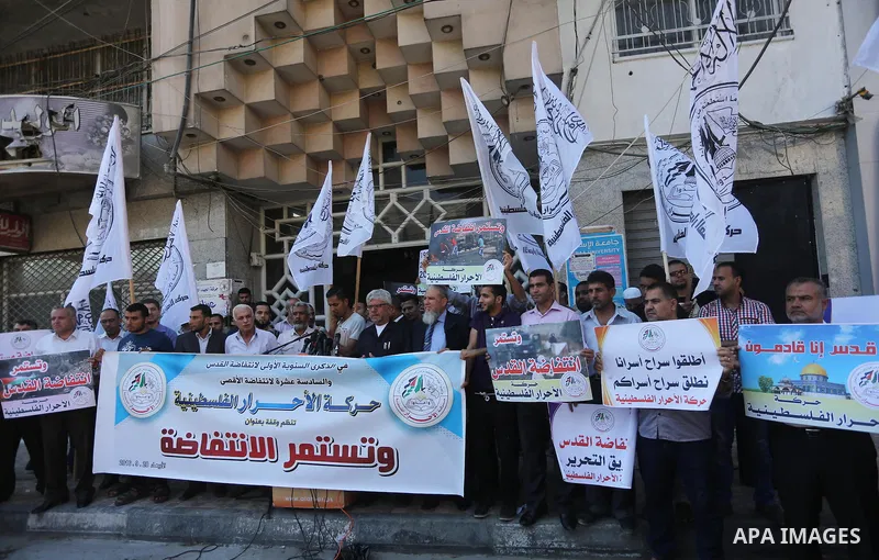 Palestinians hold banners during a protest to show solidarity with Prisoner in Israeli jails and Palestinians in Jerusalem, in Gaza city, on Sept. 28, 2016. Photo by Mohammed Asad