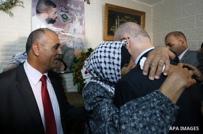 Palestinian Prime Minister Rami Hamdallah hugs the mother of Yassir Hamduni who died in Israeli custody following a fatal stroke, in the West Bank city of Jenin on Sep. 29, 2016. Photo by Prime Minister Office