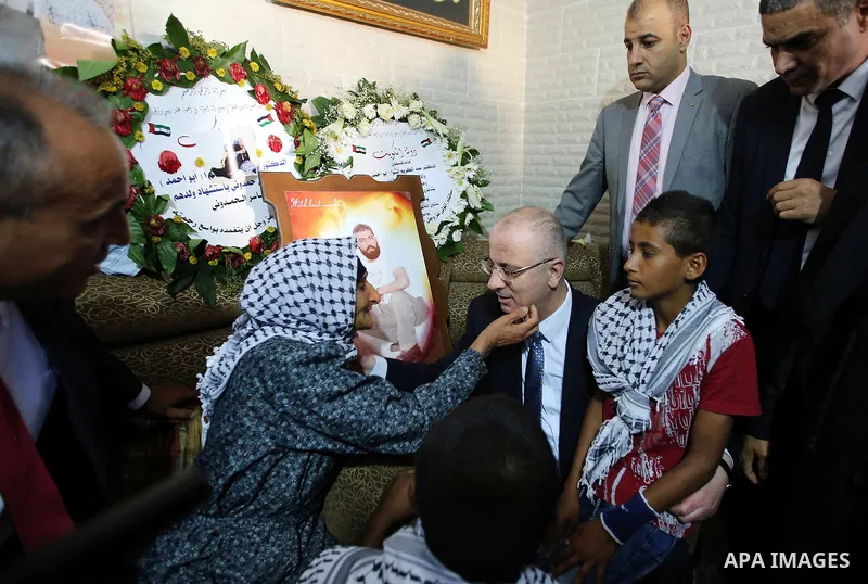 Palestinian Prime Minister Rami Hamdallah visits the mother of Yassir Hamduni who died in Israeli custody following a fatal stroke, in the West Bank city of Jenin on Sep. 29, 2016. Photo by Prime Minister Office