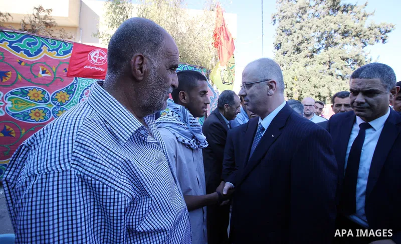 Palestinian Prime Minister Rami Hamdallah visits the mourning tent of Yassir Hamduni who died in Israeli custody following a fatal stroke, in the West Bank city of Jenin on Sep. 29, 2016. Photo by Prime Minister Office