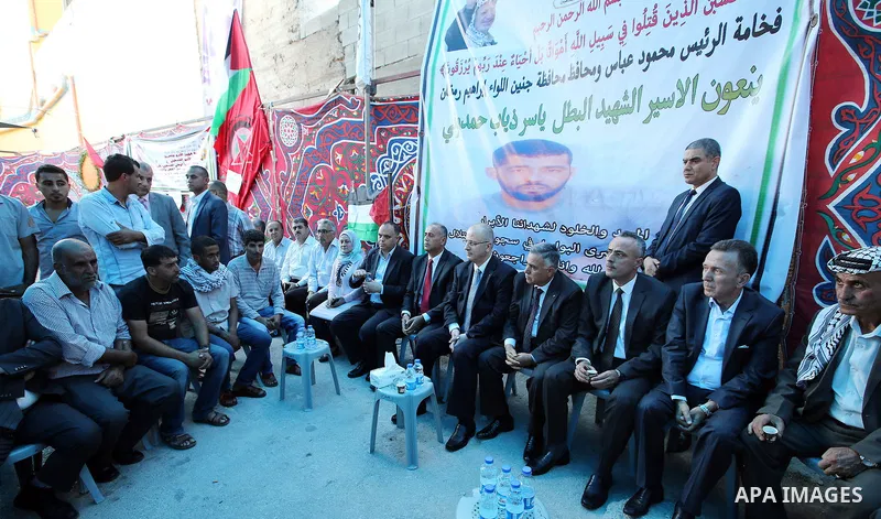 Palestinian Prime Minister Rami Hamdallah visits the mourning tent of Yassir Hamduni who died in Israeli custody following a fatal stroke, in the West Bank city of Jenin on Sep. 29, 2016. Photo by Prime Minister Office