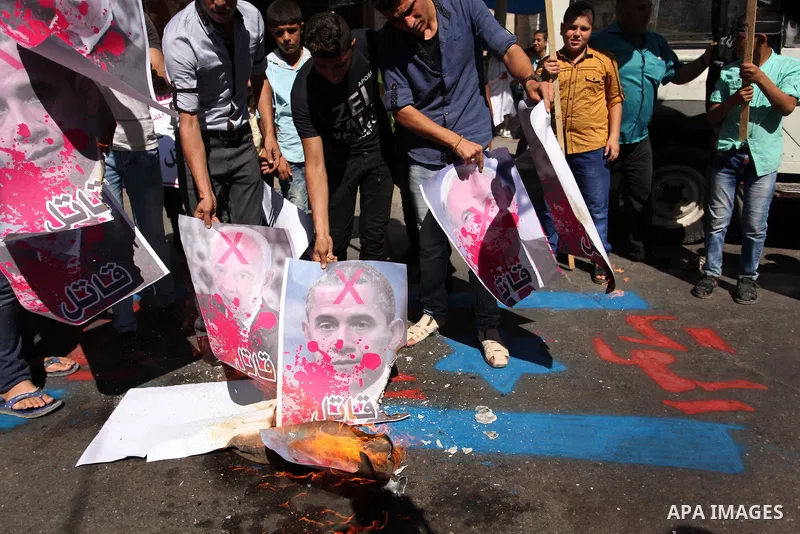 Palestinians burn crossed posters of former Israeli President Shimon Peres, U.S. President Barack Obama and Israeli Prime Minister Benjamin Netanyahu during a rally following Friday prayers in Gaza City September 30, 201...