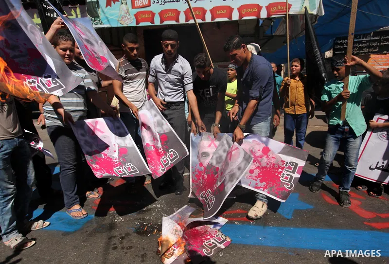 Palestinians burn crossed posters of former Israeli President Shimon Peres, U.S. President Barack Obama and Israeli Prime Minister Benjamin Netanyahu during a rally following Friday prayers in Gaza City September 30, 201...