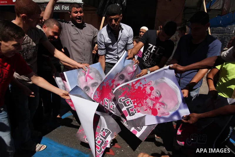 Palestinians burn crossed posters of former Israeli President Shimon Peres, U.S. President Barack Obama and Israeli Prime Minister Benjamin Netanyahu during a rally following Friday prayers in Gaza City September 30, 201...
