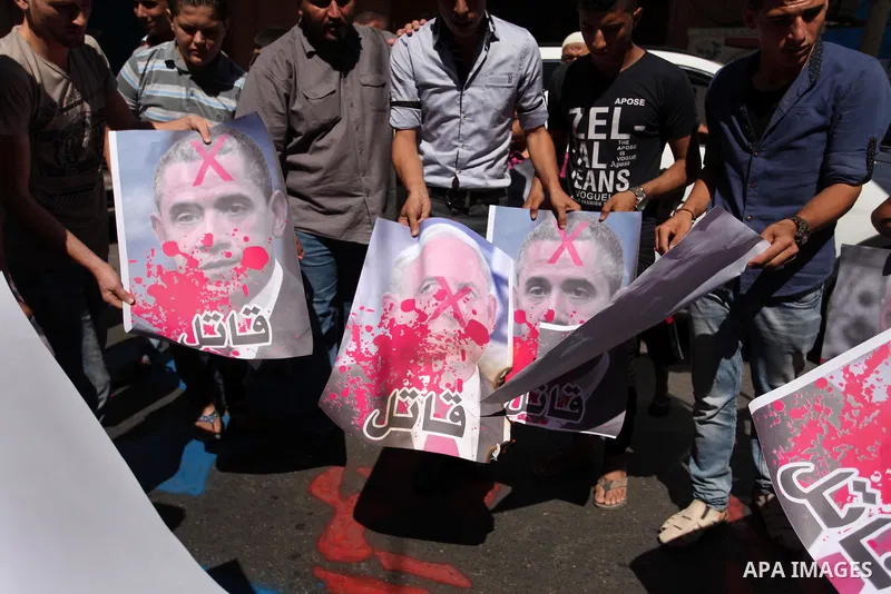 Palestinians burn crossed posters of former Israeli President Shimon Peres, U.S. President Barack Obama and Israeli Prime Minister Benjamin Netanyahu during a rally following Friday prayers in Gaza City September 30, 201...