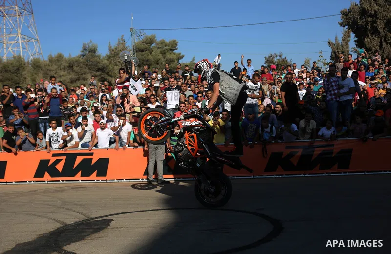 Stunt rider Rok Bagoros demonstrates his skills during a show in the West Bank city of Ramallah September 30, 2016. Photo by Shadi Hatem