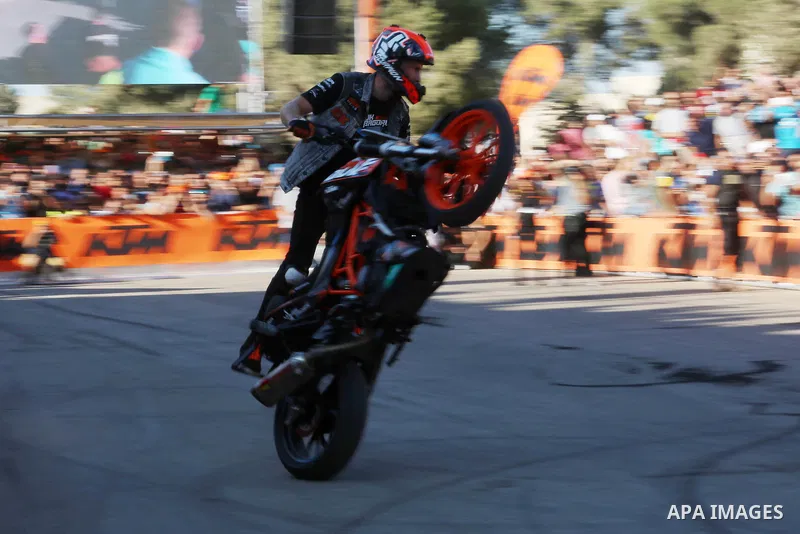 Stunt rider Rok Bagoros demonstrates his skills during a show in the West Bank city of Ramallah September 30, 2016. Photo by Shadi Hatem