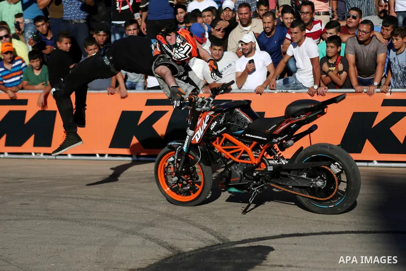 Stunt rider Rok Bagoros demonstrates his skills during a show in the West Bank city of Ramallah September 30, 2016. Photo by Shadi Hatem