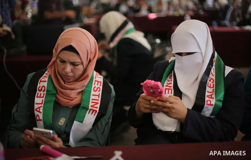 Palestinian youths take part in the Electronic demonstration marking the first anniversary of the so-called Al-Quds uprising or 'third Intifada', in Gaza city, on Out. 01, 2016. Photo by Mohammed Asad