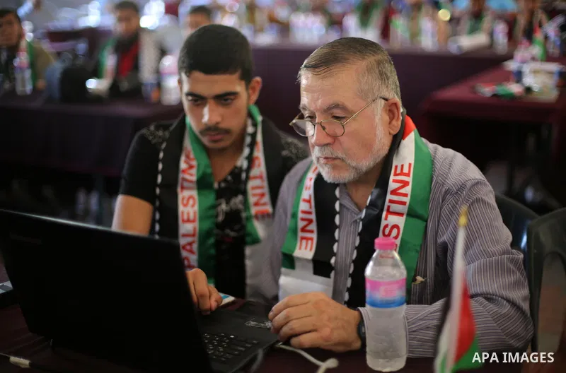 Palestinian youths take part in the Electronic demonstration marking the first anniversary of the so-called Al-Quds uprising or 'third Intifada', in Gaza city, on Out. 01, 2016. Photo by Mohammed Asad