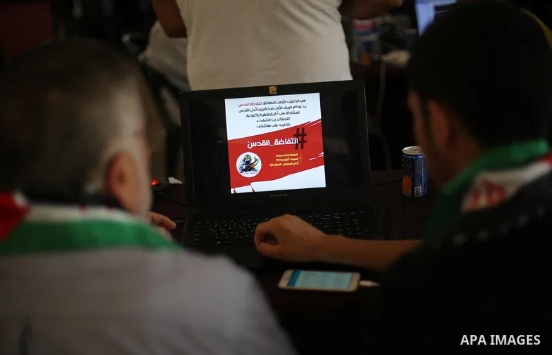 Palestinian youths take part in the Electronic demonstration marking the first anniversary of the so-called Al-Quds uprising or 'third Intifada', in Gaza city, on Out. 01, 2016. Photo by Mohammed Asad