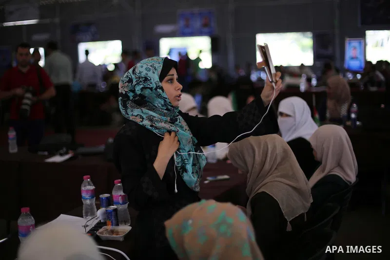 Palestinian youths take part in the Electronic demonstration marking the first anniversary of the so-called Al-Quds uprising or 'third Intifada', in Gaza city, on Out. 01, 2016. Photo by Mohammed Asad
