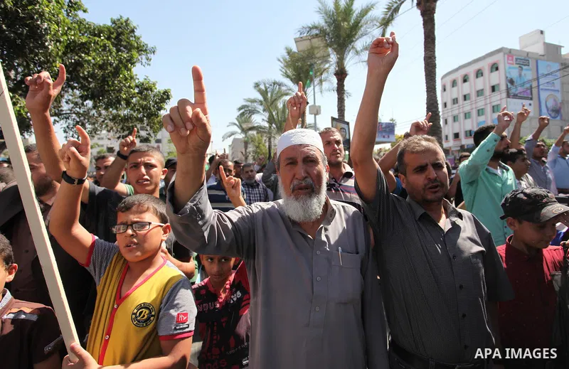 Palestinian supporters of the Islamic Jihad Movement take part in a demonstration marking the first anniversary of the so-called Al-Quds uprising in Gaza city, on October 2, 2016. Photo by Ashraf Amra