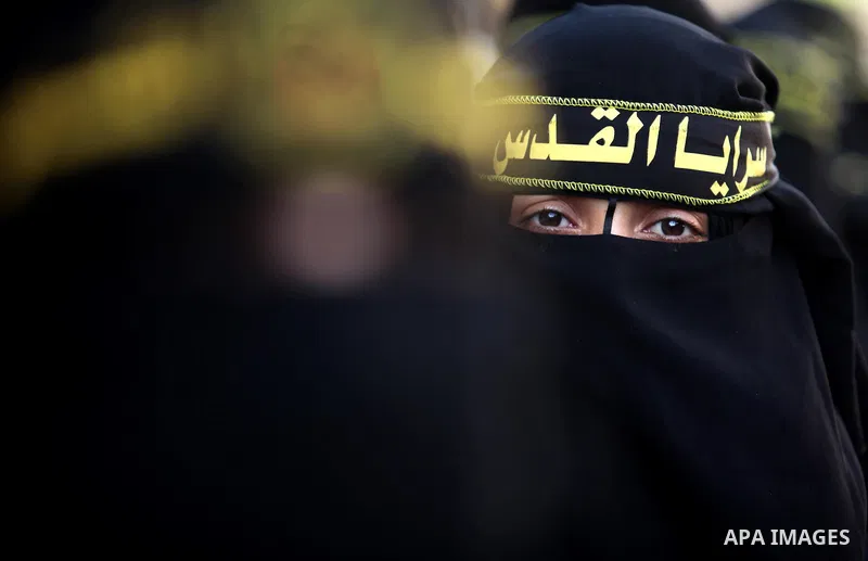 Palestinian women from the Islamic Jihad Movement flash their weapons during a demonstration marking the first anniversary of the so-called Al-Quds uprising in Gaza city, on October 2, 2016. Photo by Ashraf Amra
