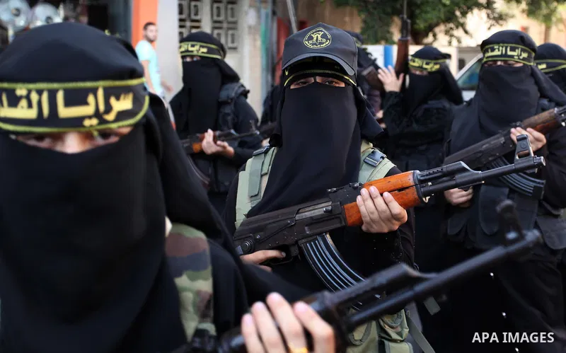Palestinian women from the Islamic Jihad Movement flash their weapons during a demonstration marking the first anniversary of the so-called Al-Quds uprising in Gaza city, on October 2, 2016. Photo by Ashraf Amra
