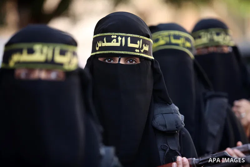 Palestinian women from the Islamic Jihad Movement flash their weapons during a demonstration marking the first anniversary of the so-called Al-Quds uprising in Gaza city, on October 2, 2016. Photo by Ashraf Amra