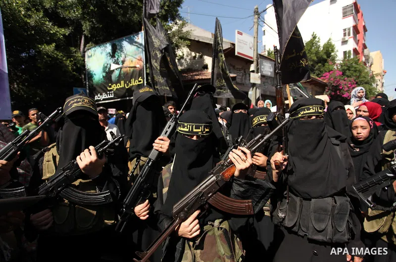 Palestinian women from the Islamic Jihad Movement flash their weapons during a demonstration marking the first anniversary of the so-called Al-Quds uprising in Gaza city, on October 2, 2016. Photo by Ashraf Amra
