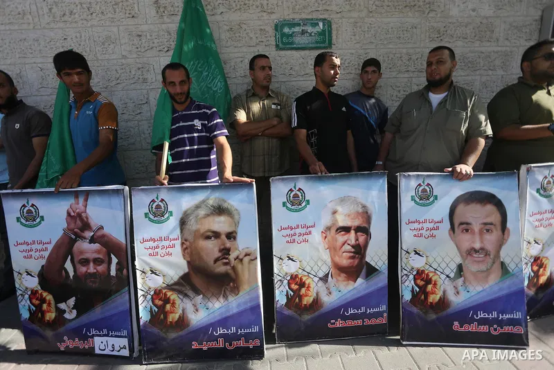 Palestinians take part during a protest to show solidarity with Palestinian prisoners on hunger strike in Israeli Jails, in front of Red cross office in Gaza city, on Oct. 03, 2016. Photo by Mohammed Asad
