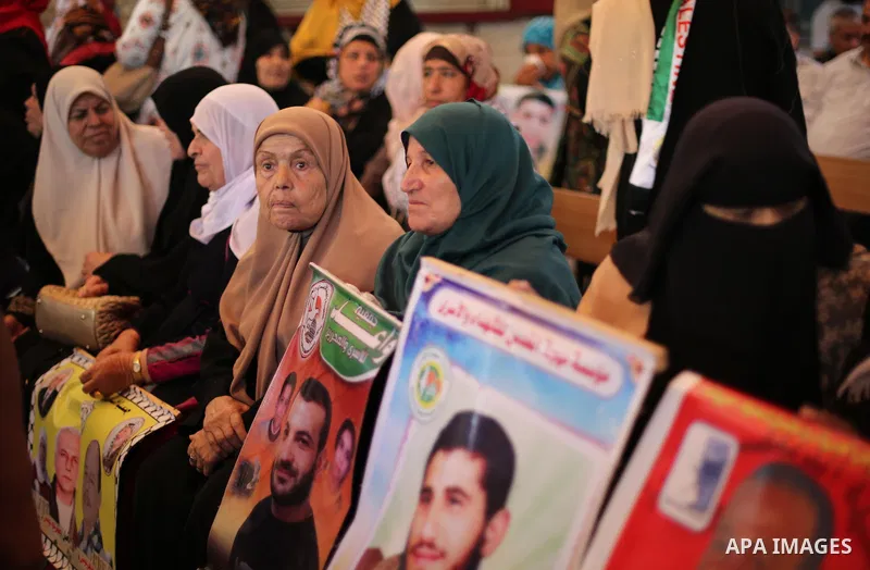 Palestinians take part during a protest to show solidarity with Palestinian prisoners on hunger strike in Israeli Jails, in front of Red cross office in Gaza city, on Oct. 03, 2016. Photo by Mohammed Asad