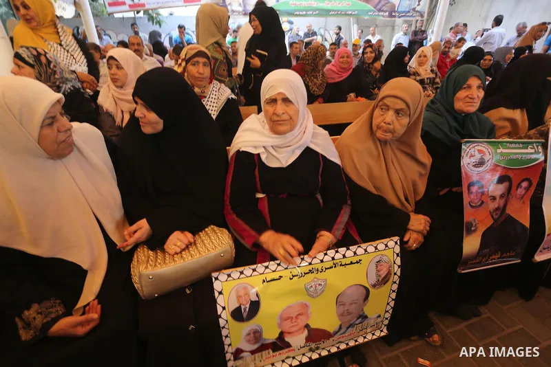 Palestinians take part during a protest to show solidarity with Palestinian prisoners on hunger strike in Israeli Jails, in front of Red cross office in Gaza city, on Oct. 03, 2016. Photo by Mohammed Asad