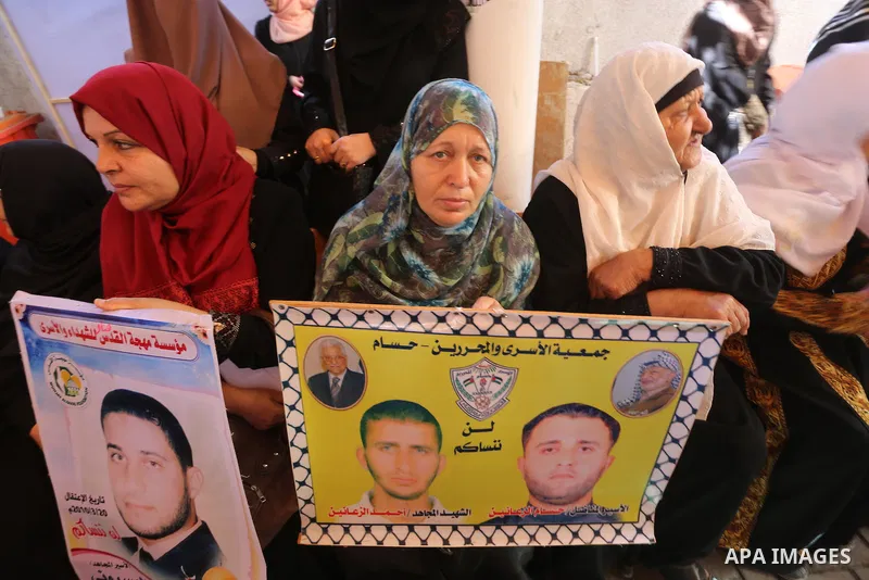 Palestinians take part during a protest to show solidarity with Palestinian prisoners on hunger strike in Israeli Jails, in front of Red cross office in Gaza city, on Oct. 03, 2016. Photo by Mohammed Asad