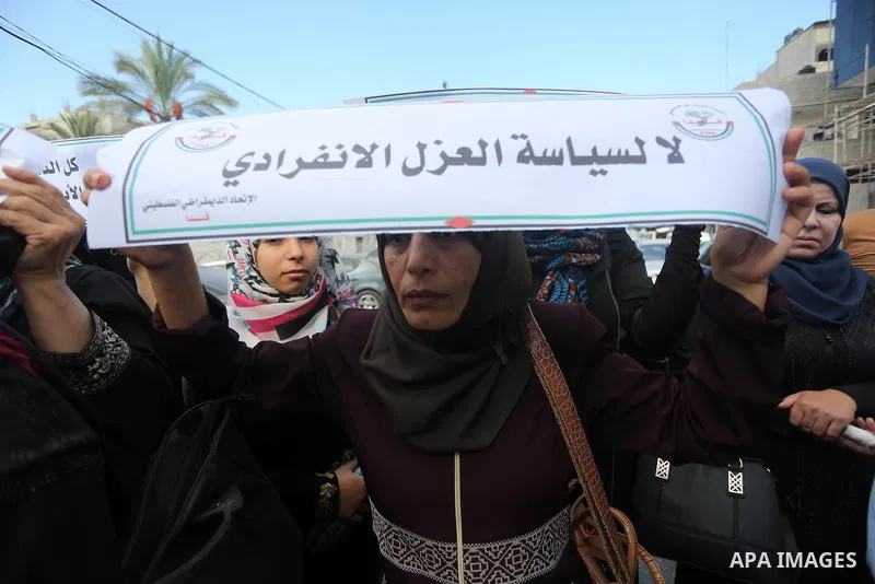 Palestinians take part during a protest to show solidarity with Palestinian prisoners on hunger strike in Israeli Jails, in Gaza City October 5, 2016. Photo by Mohammed Asad