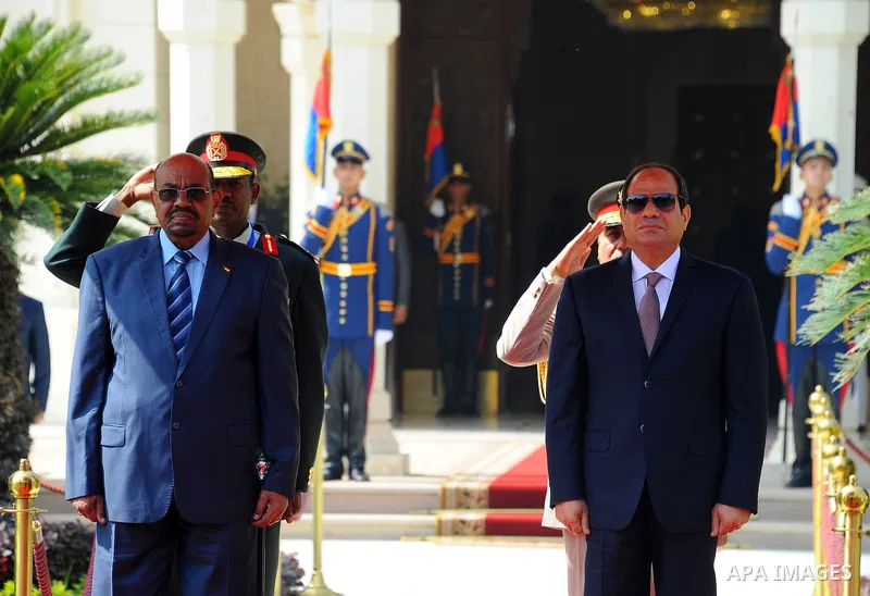 Egyptian President Abdel Fattah al-Sisi and Sudanese President Omar al-Bashir inspect the guard of honor, in Cairo, Egypt, on Oct. 05, 2016. Photo by Egyptian President Office