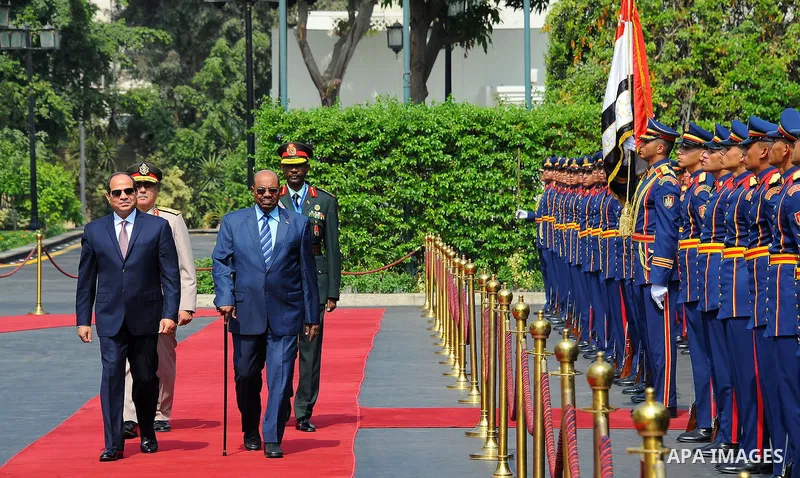 Egyptian President Abdel Fattah al-Sisi and Sudanese President Omar al-Bashir inspect the guard of honor, in Cairo, Egypt, on Oct. 05, 2016. Photo by Egyptian President Office