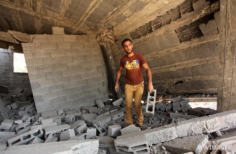 Palestinians inspect the scene of what witnesses said was an Israeli air strike carried out on Wednesday, east of Gaza City October 6, 2016. Photo by Ashraf Amra