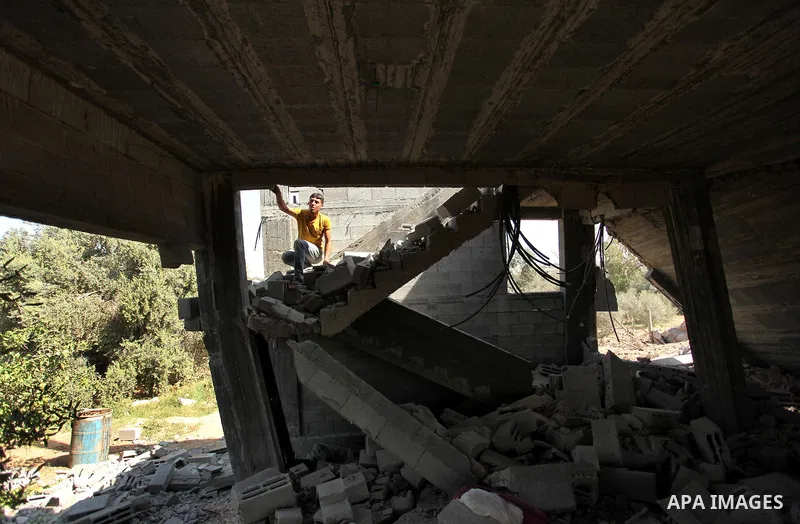 Palestinians inspect the scene of what witnesses said was an Israeli air strike carried out on Wednesday, east of Gaza City October 6, 2016. Photo by Ashraf Amra