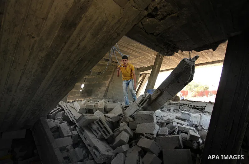 Palestinians inspect the scene of what witnesses said was an Israeli air strike carried out on Wednesday, east of Gaza City October 6, 2016. Photo by Ashraf Amra
