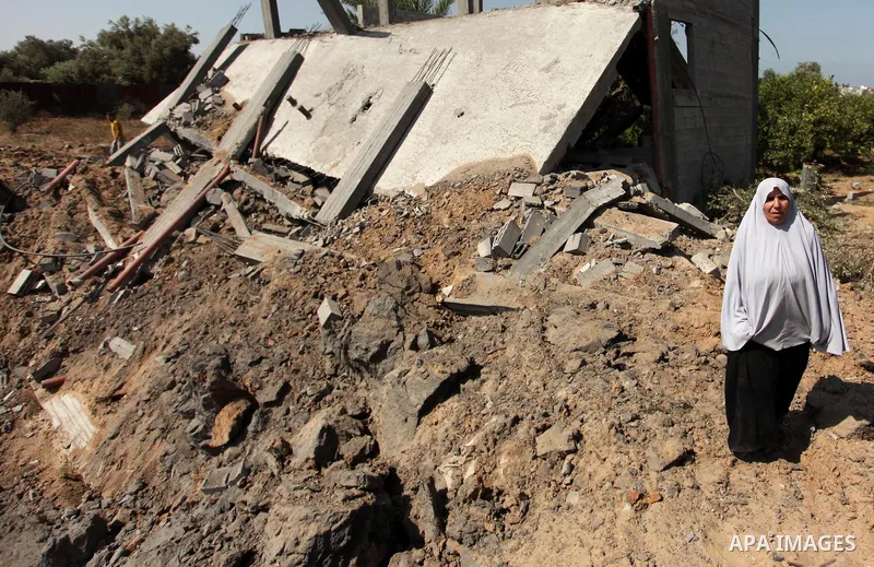 Palestinians inspect the scene of what witnesses said was an Israeli air strike carried out on Wednesday, east of Gaza City October 6, 2016. Photo by Ashraf Amra