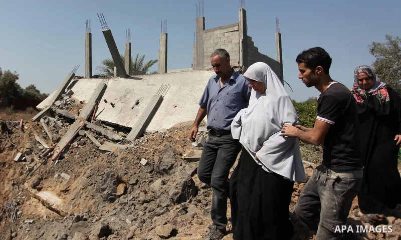 Palestinians inspect the scene of what witnesses said was an Israeli air strike carried out on Wednesday, east of Gaza City October 6, 2016. Photo by Ashraf Amra