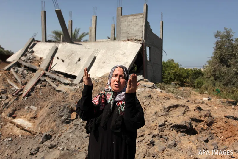 Palestinians inspect the scene of what witnesses said was an Israeli air strike carried out on Wednesday, east of Gaza City October 6, 2016. Photo by Ashraf Amra