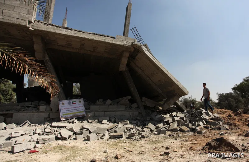 Palestinians inspect the scene of what witnesses said was an Israeli air strike carried out on Wednesday, east of Gaza City October 6, 2016. Photo by Ashraf Amra