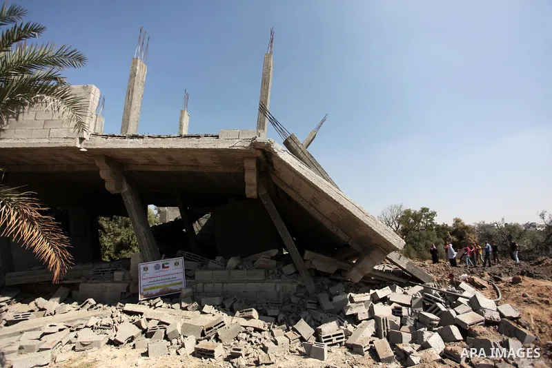 Palestinians inspect the scene of what witnesses said was an Israeli air strike carried out on Wednesday, east of Gaza City October 6, 2016. Photo by Ashraf Amra