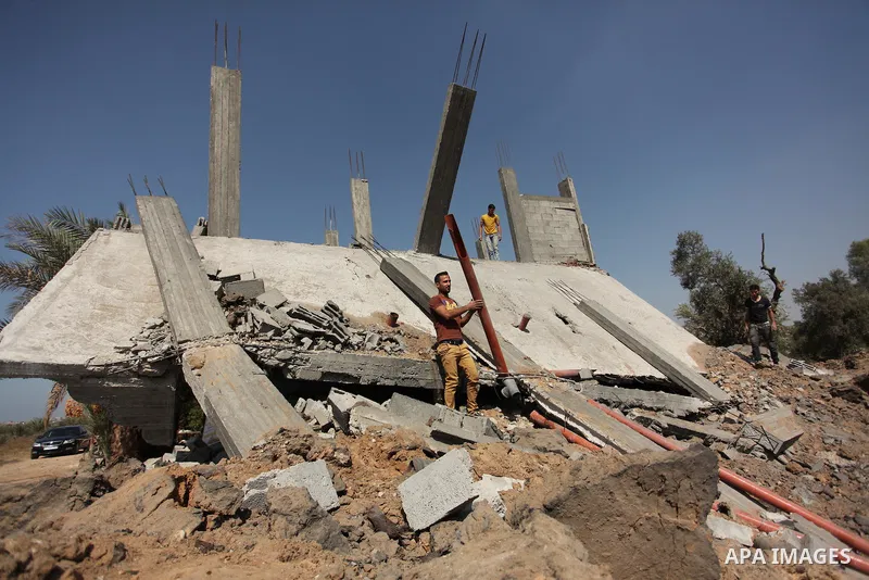 Palestinians inspect the scene of what witnesses said was an Israeli air strike carried out on Wednesday, east of Gaza City October 6, 2016. Photo by Ashraf Amra