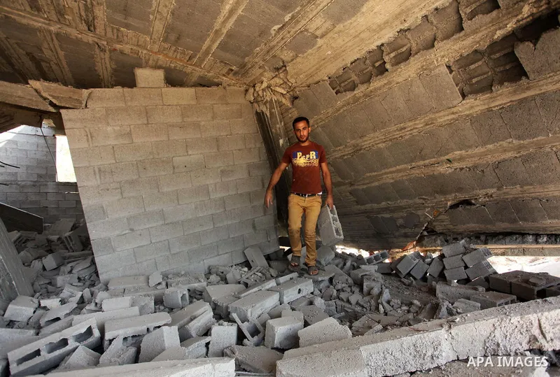 Palestinians inspect the scene of what witnesses said was an Israeli air strike carried out on Wednesday, east of Gaza City October 6, 2016. Photo by Ashraf Amra
